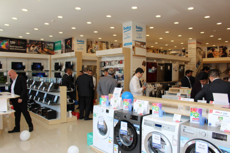 YENİLƏNMİŞ SOLİTON BADAMDAR MAĞAZASI MÜŞTƏRİLƏRİNİN XİDMƏTİNDƏ!