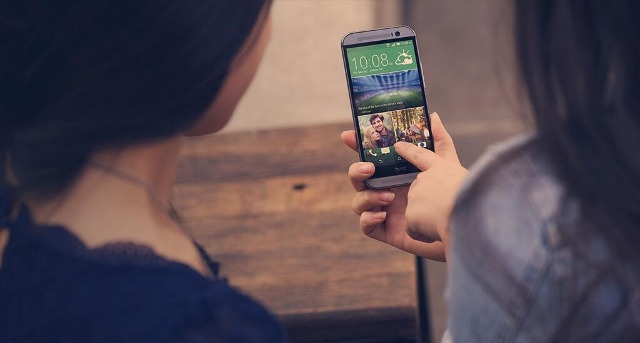 HTC BLINKFEED™